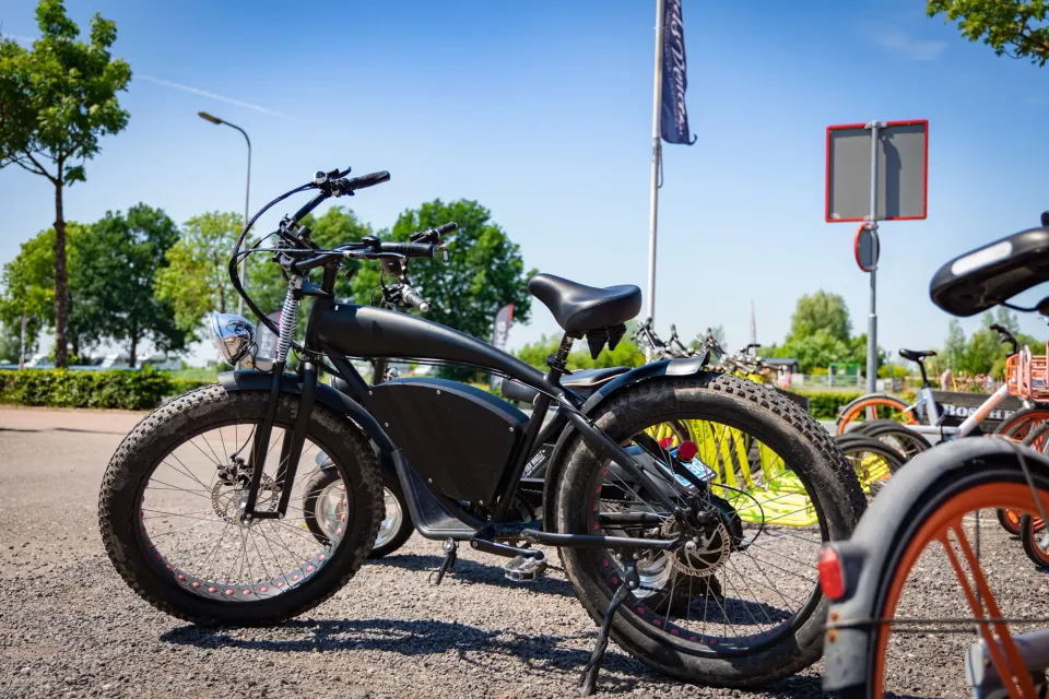 Zwarte elektrische fatbike bij de verhuur